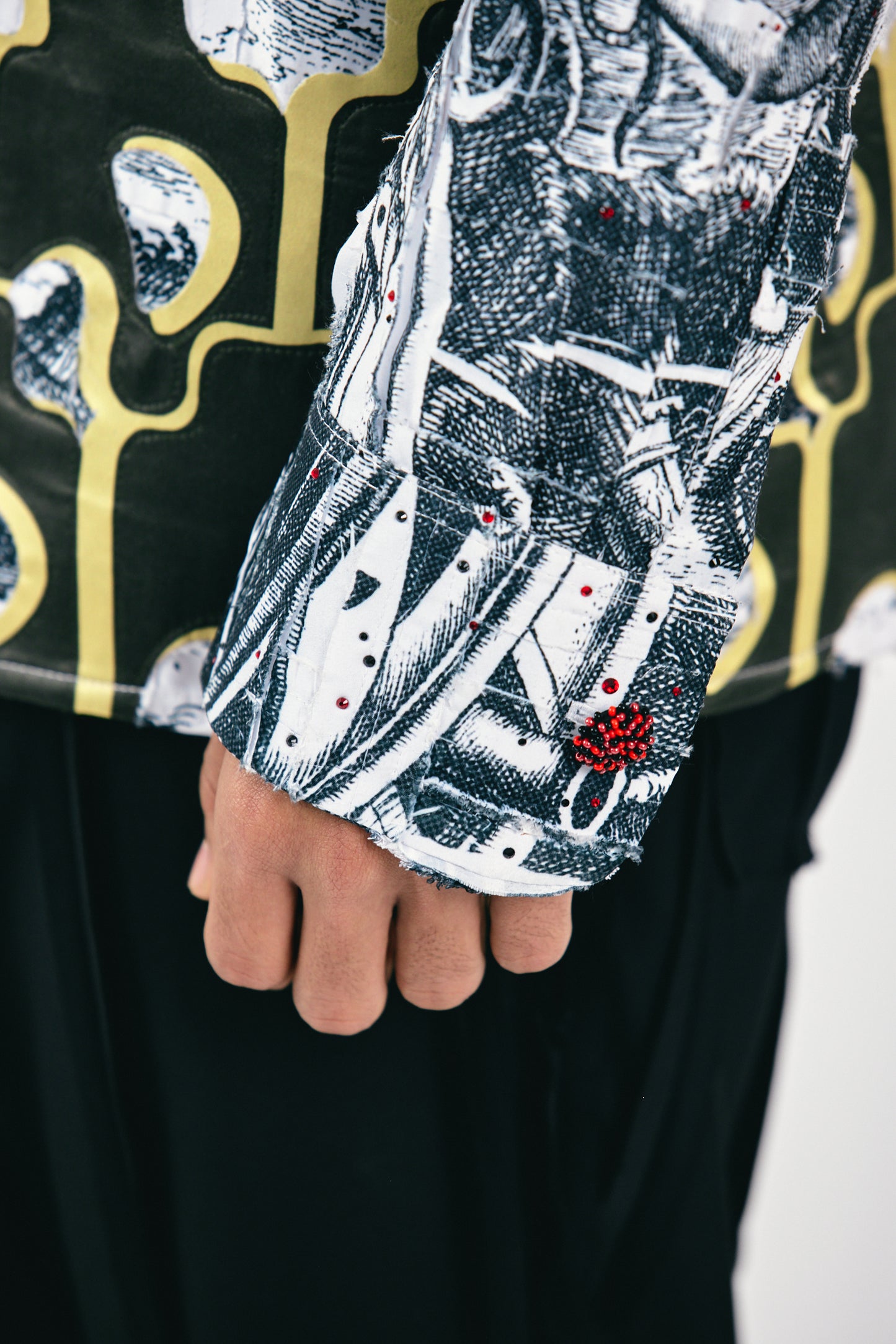 
                  
                    ESPEJOS X ORO - SHIRT
                  
                